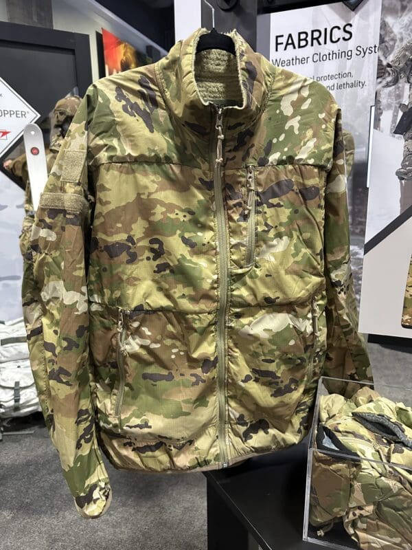 美军御寒服大升级！仅一瓶水重零下40度冻